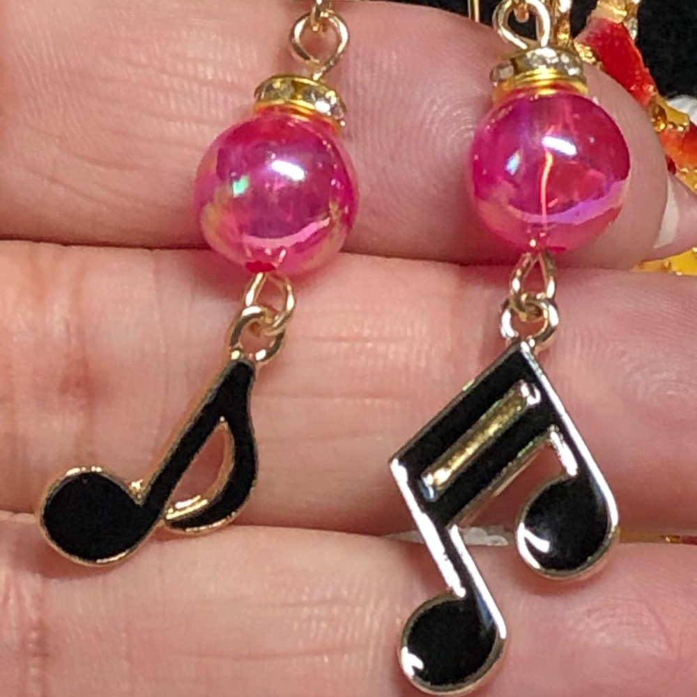 2/20 🎶Cute mismatched Black and pink MUSIC earrings in gold accents, pretty/fun